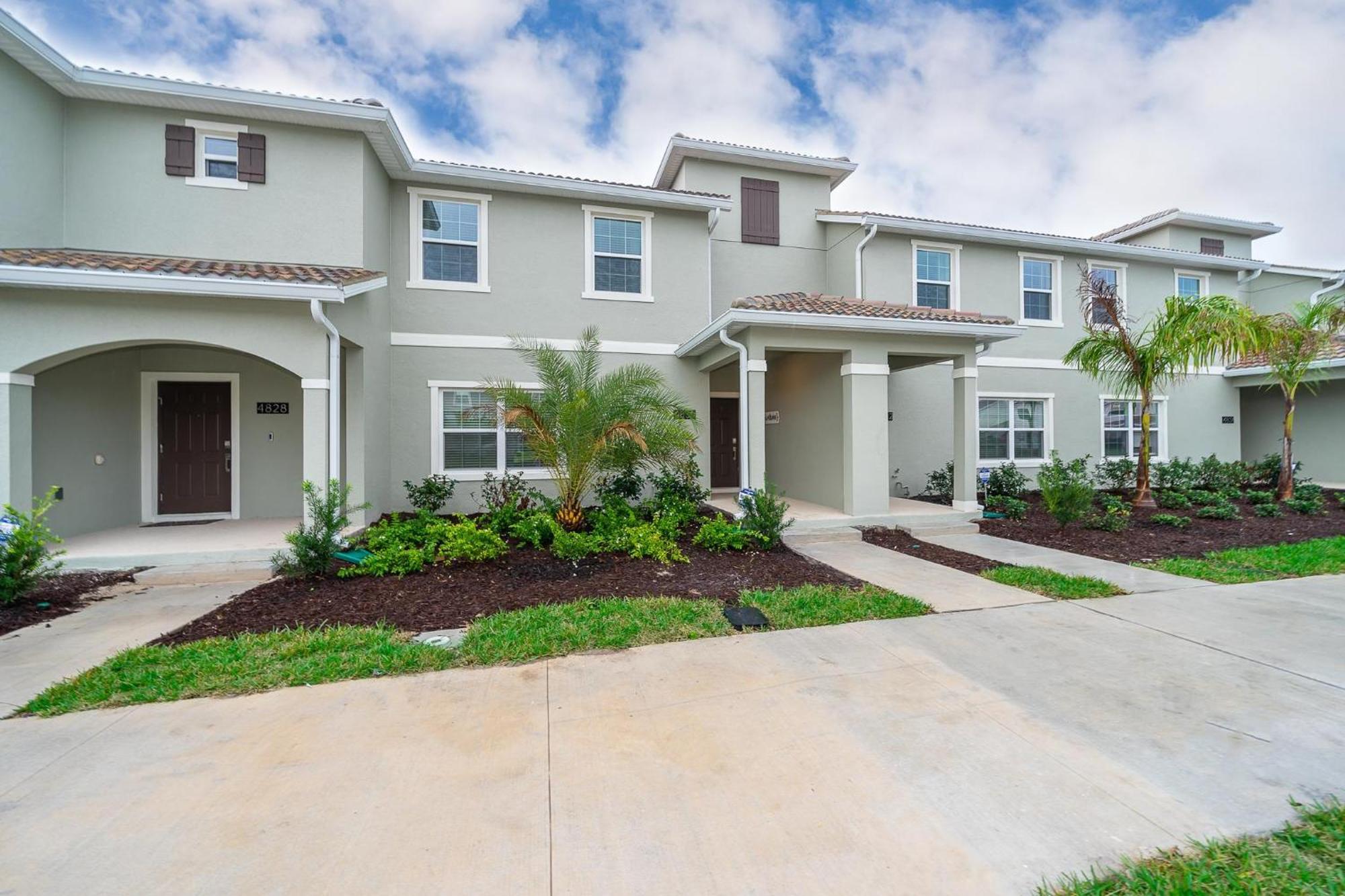 4830fa Townhouse 4 Bedrooms & 3 Bathrooms + Pool *